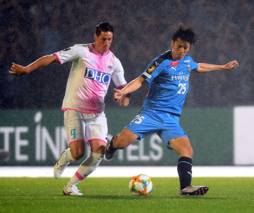 川崎F対鳥栖　前半、川崎F・MF田中碧（右）とボール奪い合う鳥栖FWフェルナンドトーレス（撮影・たえ見朱実）