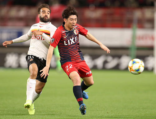 懸命にボールを追う鹿島DF安西幸輝。左は名古屋MFガブリエル・シャビエル（2019年4月5日撮影）