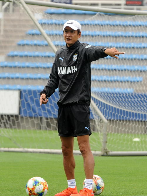選手に指示を出す磐田・鈴木監督