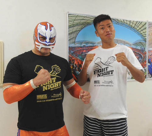 J2新潟の激励に訪れた、新潟プロレスのマスクド・アルビレックス（左）。チーム1の肉体派・DF柳とともにファイティングポーズ