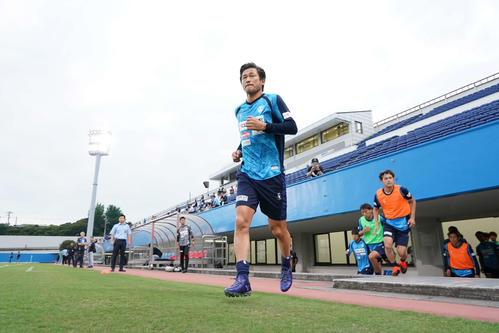 仙台大戦を前にグラウンドに姿を見せた横浜FCの三浦知良（撮影・加藤諒）