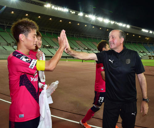 天皇杯2回戦　C大阪対和歌山　延長戦を制しタッチを交わすC大阪FW柿谷（左）とロティーナ監督（撮影・清水貴仁）