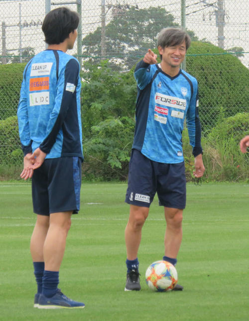 練習でチームメートと談笑するカズ（右）（撮影・松尾幸之介）