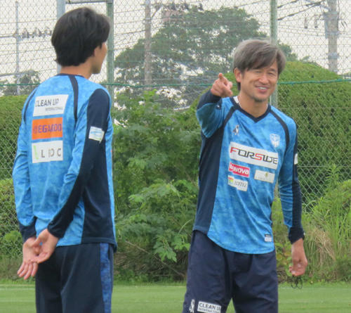 練習でチームメートと談笑するカズ（右）（撮影・松尾幸之介）