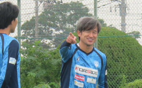練習でチームメートと談笑するカズ（右）（撮影・松尾幸之介）