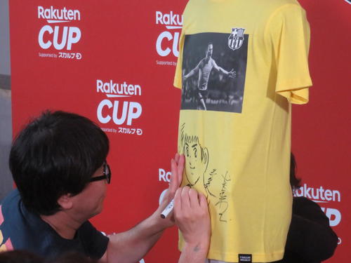 期間限定Tシャツに人気サッカー漫画「キャプテン翼」の主人公大空翼を描く原作者の高橋陽一氏