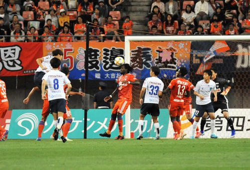 後半、横浜FCのFW戸島に決められ、2失点目を喫する新潟イレブン（撮影・山岸章利）