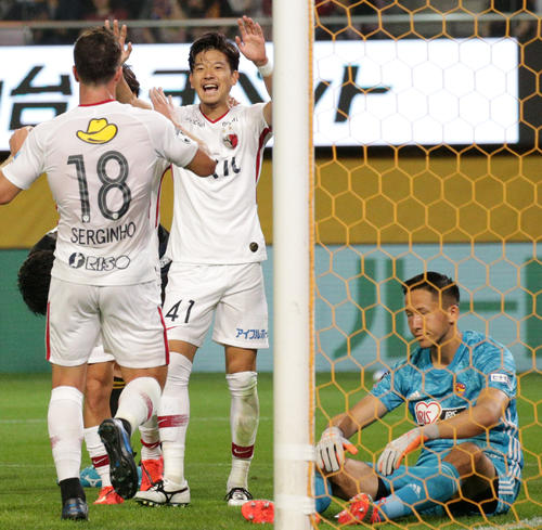 仙台対鹿島　後半、ゴールを決めFWセルジーニョ（左）と喜ぶ鹿島MF白崎。仙台GKはシュミット・ダニエル（撮影・中島郁夫）
