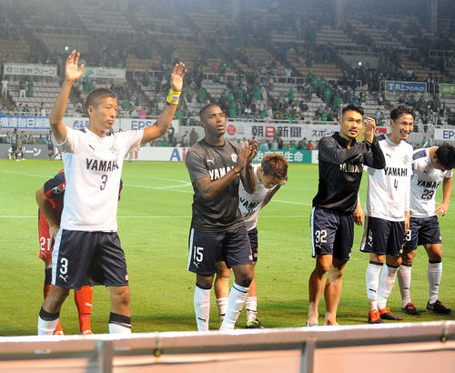 試合後、サポーターの声援に応える磐田イレブン