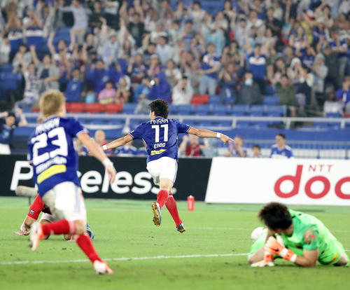 横浜対浦和　前半、先制ゴールを決めた横浜FW遠藤（中央）はバックスタンドに手を広げて走る（撮影・浅見桂子）
