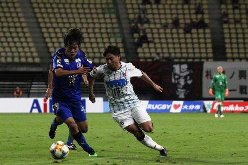 2試合連続で先発し、オウンゴールを誘った札幌MF白井（右）（撮影・保坂果那）
