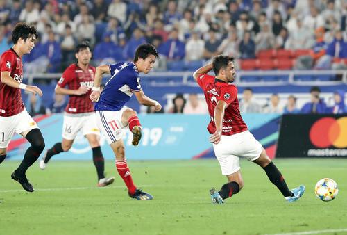横浜対浦和　前半、先制ゴールを決める横浜FW遠藤（中央）（撮影・浅見桂子）