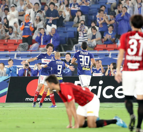 横浜対浦和　前半、先制ゴールを決めた横浜FW遠藤（左奥）は手を広げてイレブンと喜び合う（撮影・浅見桂子）