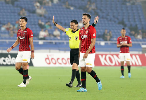 横浜対浦和　後半、横浜FW遠藤のゴールが、浦和の猛抗議で一度はノーゴールの判定に覆す松尾主審（中央）（撮影・浅見桂子）