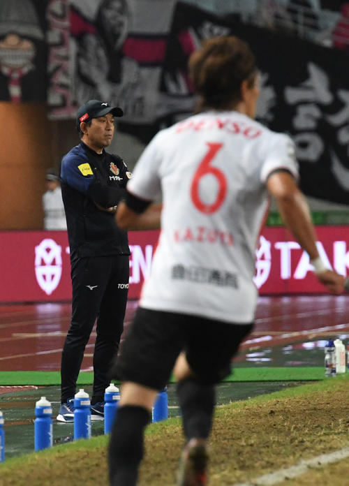 後半、試合を見つめる名古屋風間八宏監督（撮影・奥田泰也）