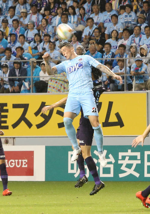 鳥栖対広島　ボールを競りあう鳥栖FWフェルナンドトーレス（左）（撮影・菊川光一）