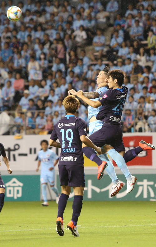 鳥栖対広島　ボールを競りあう鳥栖FWフェルナンドトーレス（中央）（撮影・菊川光一）