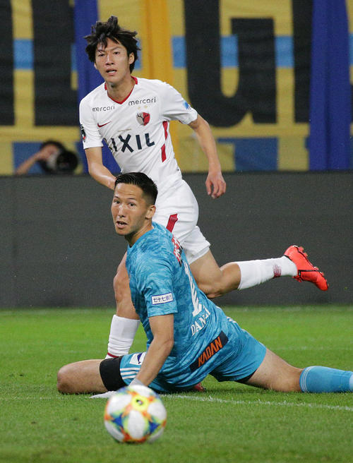 仙台対鹿島　前半FW、鹿島（上）にゴールを狙われる仙台GKシュミット・ダニエル（撮影・中島郁夫）