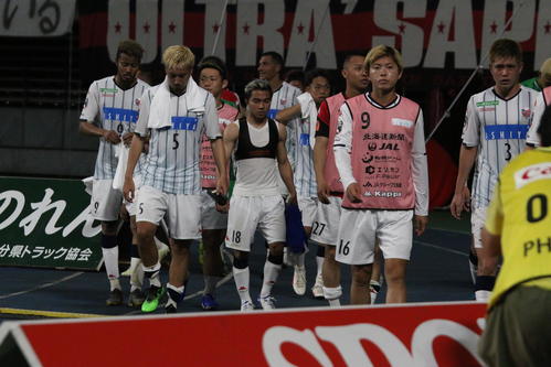 試合に敗れ、悔しそうな表情でグラウンドを後にする札幌イレブン。手前中央はMFチャナティップ（撮影・保坂果那）