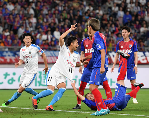 東京対川崎F　前半、Jリーグ通算100ゴール目を決める川崎F・FW小林（左から2人目）（撮影・横山健太）