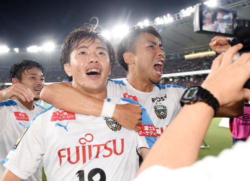東京対川崎F　後半、川崎F・MF斉藤（左）がゴールを決め雄たけびを上げるFW小林（右）（撮影・横山健太）