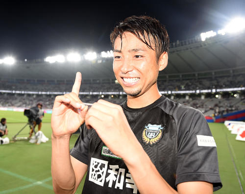 東京対川崎F　100ゴールを両手でつくる川崎F・FW小林（撮影・横山健太）