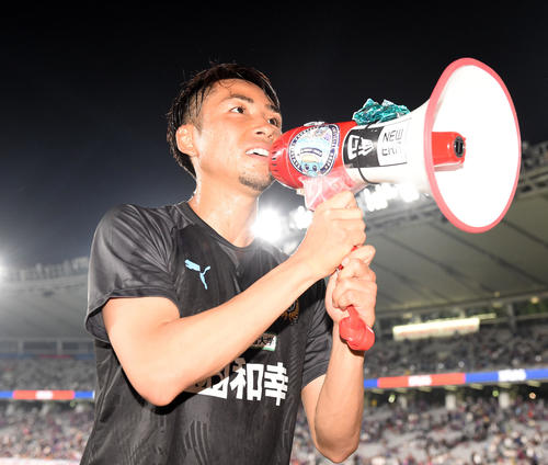 東京対川崎F　サポーターに100ゴール達成の喜びを伝える川崎F・FW小林（撮影・横山健太）