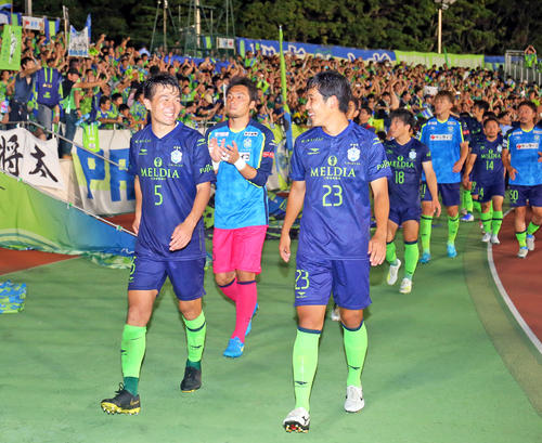逆転勝ちした湘南DF杉岡（左）は笑顔で引き揚げる（撮影・垰建太）