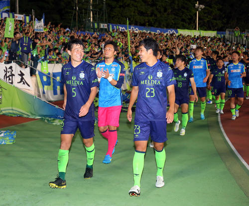 湘南対神戸　逆転勝ちした湘南DF杉岡（左）は笑顔で引き揚げる（撮影・垰建太）