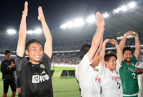 100ゴールの人文字をつくるが1100となってしまった川崎Fイレブン。左からFW小林、MF中村憲、DF登里、GK新井（撮影・横山健太）