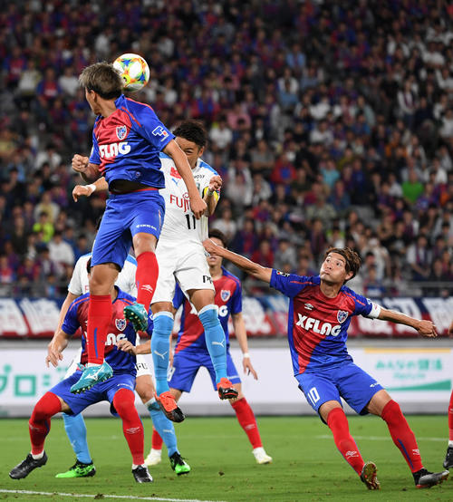 東京対川崎F　前半、Jリーグ通算100ゴール目を決める川崎F・FW小林（撮影・横山健太）