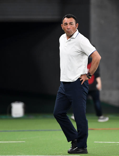 東京対川崎F　後半、厳しい表情でスコアを見上げる東京・長谷川監督（撮影・横山健太）