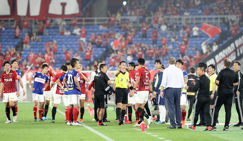 横浜対浦和　後半、横浜FW遠藤のゴールが、浦和の猛抗議で一度はノーゴールの判定となり、審判を挟んで、両チーム入り乱れて猛抗議（2019年7月13日撮影）