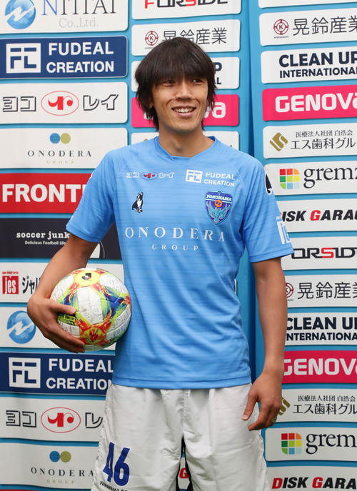 笑顔で写真に納まる中村俊（撮影・丹羽敏通）