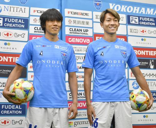 横浜FCに移籍し、記者会見で撮影に応じる中村俊輔（左）と皆川佑介（共同）