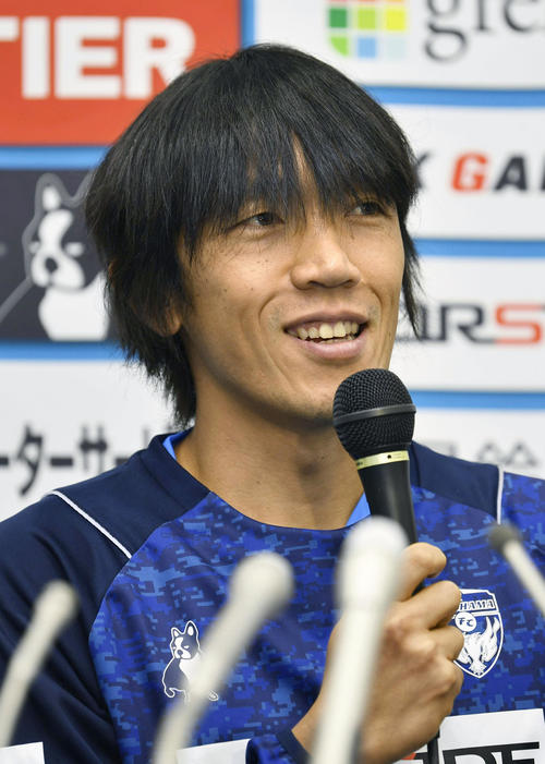 横浜FCに移籍し、記者会見する中村俊輔（共同）