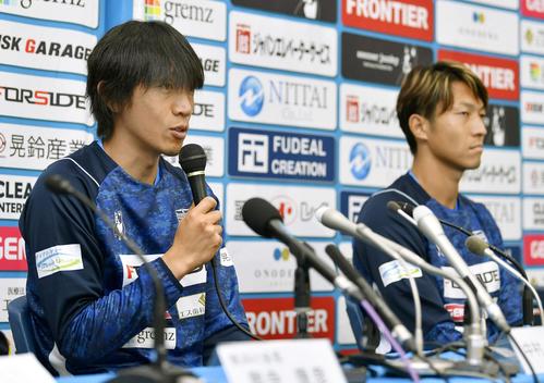 横浜FCに移籍し、記者会見する中村俊輔（左）と皆川佑介（共同）