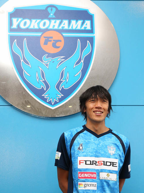 初日の練習を終えて取材に応じる横浜FCの中村（撮影・丹羽敏通）