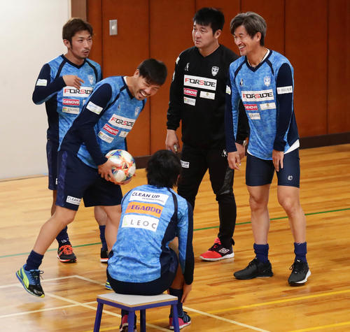 チームに合流した中村（手前）に声をかける松井（左）とカズ（右）（撮影・丹羽敏通）