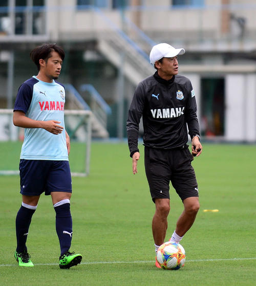プレーを止め、選手に指示を出す磐田の鈴木監督（右）。左はDF石田