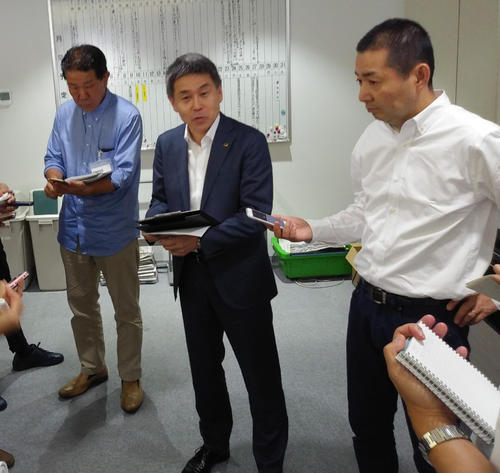 J1横浜－浦和戦の判定を説明する小川佳実審判委員長（中央）