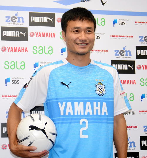ユニホームに袖を通した磐田MF今野は、笑顔を見せる