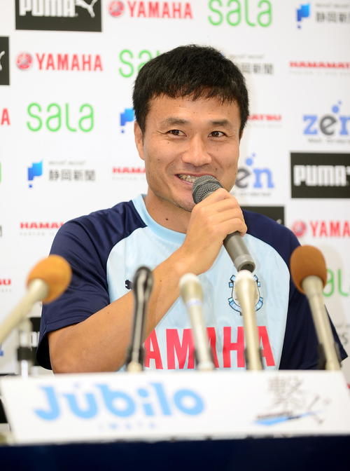 笑顔で意気込みを語る磐田MF今野
