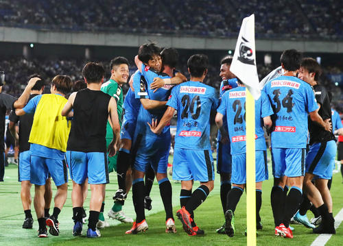 川崎F対チェルシー　後半、ゴールを決めた川崎F・FWレアンドロ・ダミアン（中央右）と抱き合い喜ぶMF中村（同左）（撮影・足立雅史）
