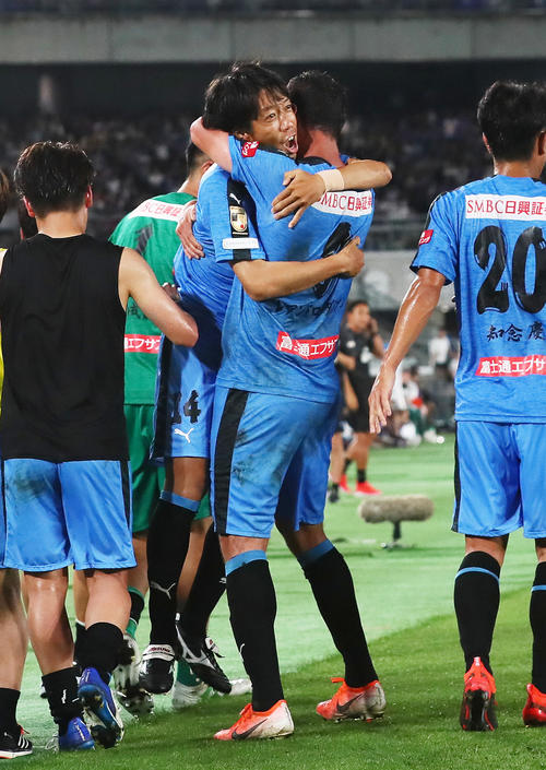 川崎F対チェルシー　後半、ゴールを決めた川崎F・FWレアンドロ・ダミアン（中央右）と抱き合い喜ぶMF中村（同左）（撮影・足立雅史）