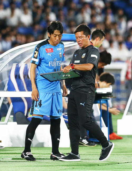 川崎F対チェルシー　後半、川崎F・MF中村（左）は鬼木監督の指示を受け途中出場する（撮影・足立雅史）