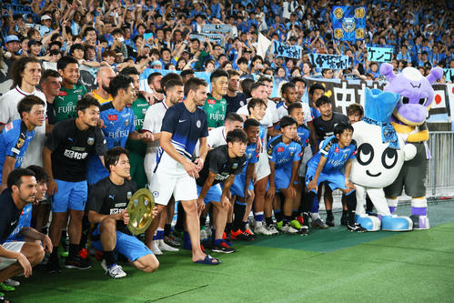 川崎F対チェルシー　チェルシーに勝利しプレートを手に記念撮影する川崎Fイレブン（撮影・足立雅史）