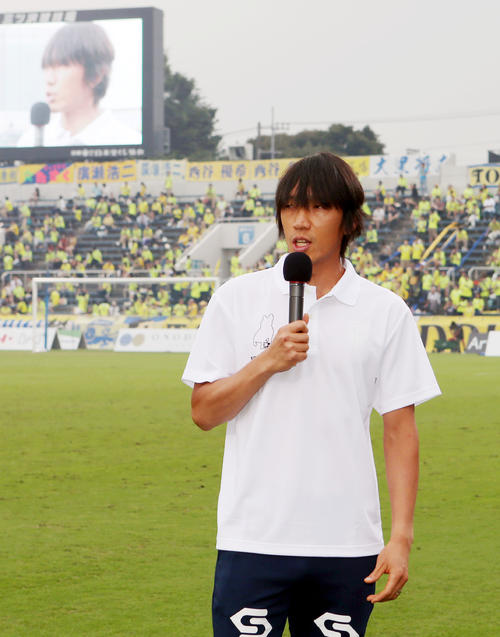 横浜FC対栃木　試合前、サポーターに入団のあいさつをする横浜FC・MF中村（撮影・狩俣裕三）