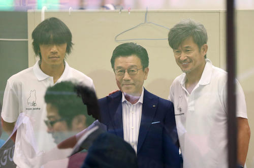 横浜FC対栃木　試合前、スポンサー関係者と記念撮影する横浜FC・MF中村（左）とFWカズ（撮影・狩俣裕三）