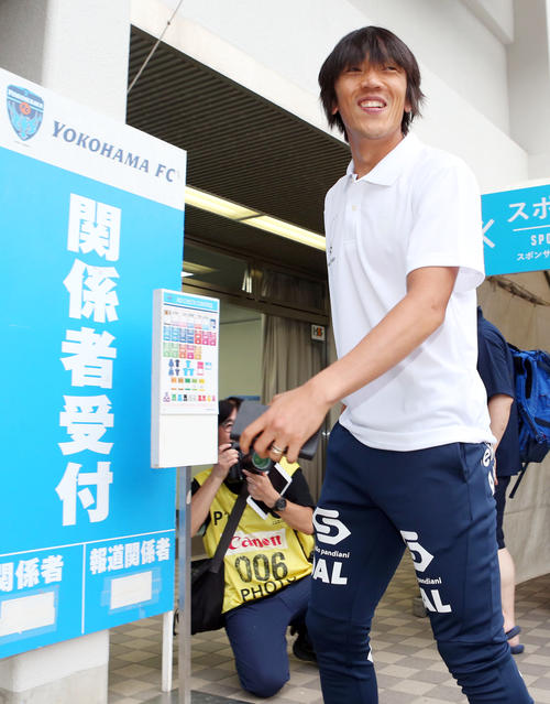 横浜FC対栃木　笑顔でスタジアムに入る横浜FC・MF中村（撮影・狩俣裕三）